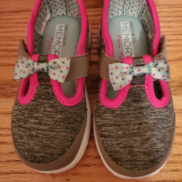 skechers bitty bow